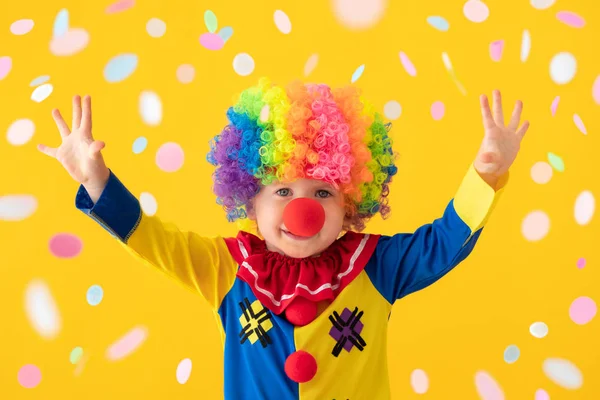 Śmieszny Klaun Żółtym Tle Szczęśliwe Dziecko Bawiące Się Domu Kwietnia — Zdjęcie stockowe