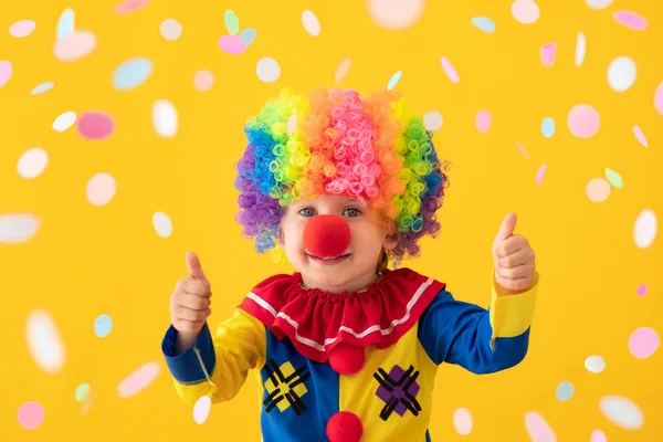 Buffo Clown Bambino Mostrando Pollici Contro Sfondo Giallo Bambino Felice — Foto Stock