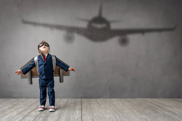 Niño Feliz Quiere Convertirse Piloto Chico Gracioso Sueña Con Convertirse — Foto de Stock