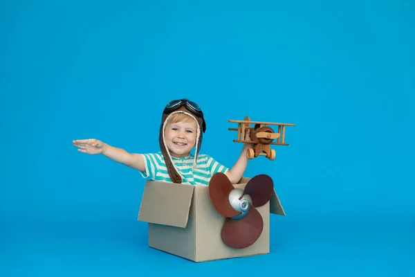 Niño Feliz Sueña Con Convertirse Piloto Chico Divirtiéndose Contra Fondo —  Fotos de Stock