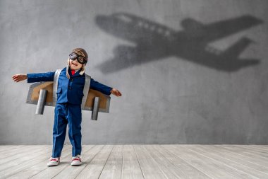 Hapy çocuk pilot olmak istiyor. Komik çocuk havacı olmayı hayal ediyor. Hayal gücü ve motivasyon kavramı