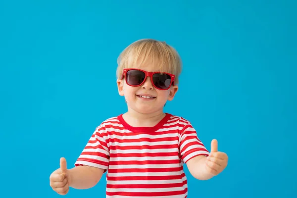 Close Retrato Criança Feliz Vestindo Camisa Listrada Contra Fundo Azul — Fotografia de Stock