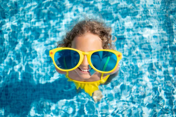 Niño Feliz Piscina Chica Divirtiéndose Vacaciones Verano Retrato Vista Superior —  Fotos de Stock