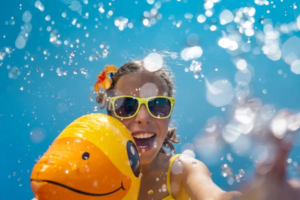 Mutlu Çocuk Yaz Tatilinde Eğleniyor Çocuk Havuzda Plastik Ördekle Oynuyor — Stok fotoğraf