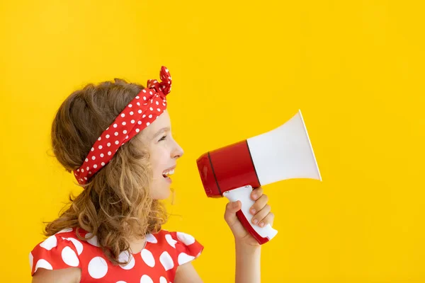 Glückliches Teenager Mädchen Mit Rotem Lautsprecher Vor Gelbem Hintergrund — Stockfoto