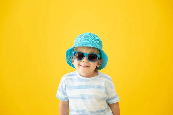 黄色の背景に幸せな子供の肖像画 夏休みを楽しんでいる子供 夢と想像力の概念 — ストック写真