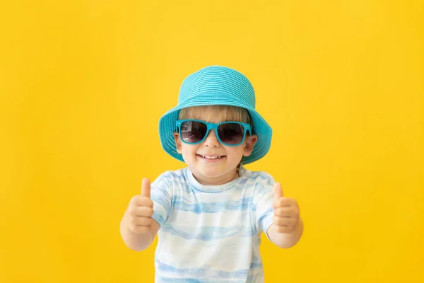 Retrato Criança Feliz Mostrando Polegares Para Cima Contra Fundo Amarelo — Fotografia de Stock