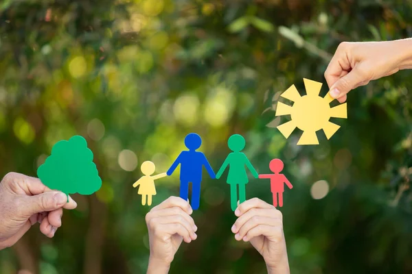 Ludzie Trzymający Rękach Papierową Rodzinę Wiosennym Zielonym Tle Koncepcja Zdrowego — Zdjęcie stockowe
