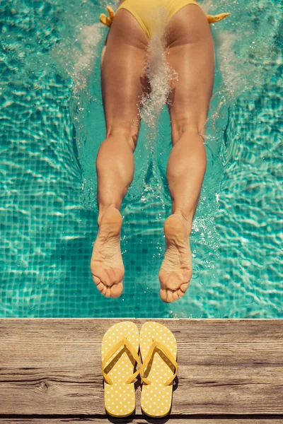 Yaz Tatilinde Eğlenen Bir Kadın Yüzme Havuzuna Atlayan Kız Aktif — Stok fotoğraf