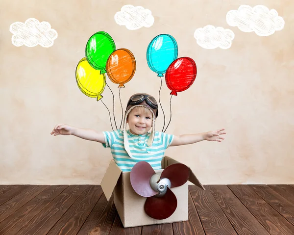 Szczęśliwe Dziecko Marzy Zostaniu Pilotem Dzieciak Dobrze Się Bawi Domu — Zdjęcie stockowe