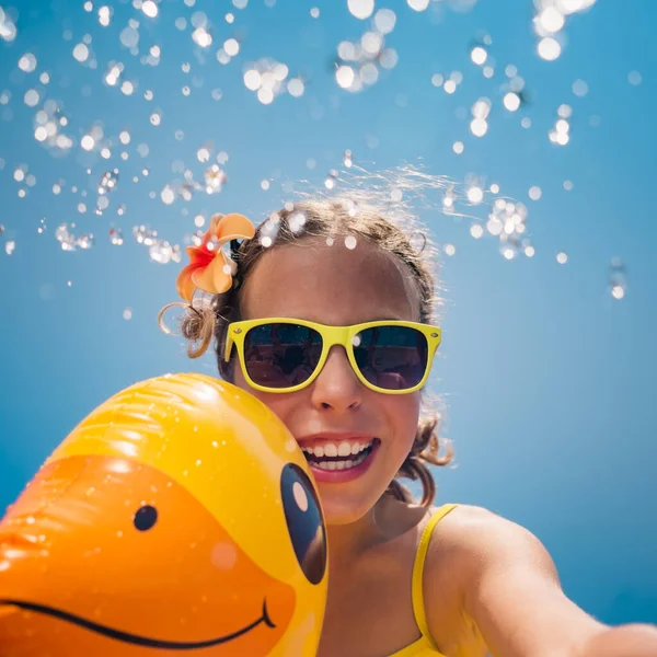 Criança Feliz Divertindo Nas Férias Verão Miúdo Brincar Com Pato — Fotografia de Stock