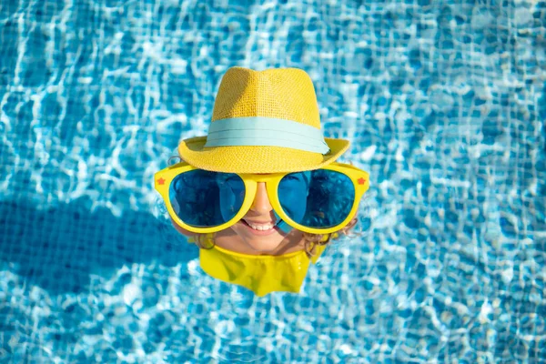 Glückliches Kind Schwimmbad Mädchen Haben Spaß Sommerurlaub Porträt Von Oben — Stockfoto