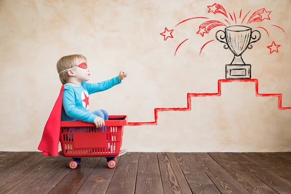 Retrato Superhéroe Con Trofeo Dibujado Feliz Niño Jugando Casa Chico — Foto de Stock