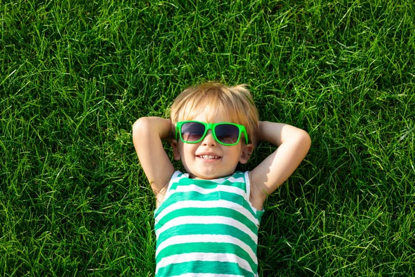 Feliz Niño Acostado Sobre Hierba Verde Sonriente Chico Tener Divertido —  Fotos de Stock