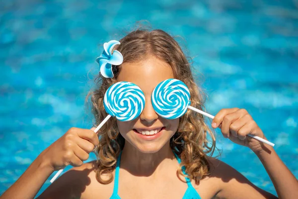 Glada Barn Med Klubba Poolen Flicka Kul Sommarsemester Mot Blått — Stockfoto