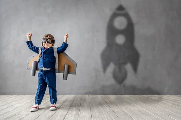 Hapy Dziecko Chce Zostać Astronautą Zabawny Dzieciak Marzy Zostaniu Pilotem — Zdjęcie stockowe