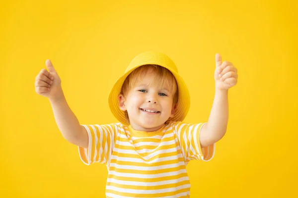 Retrato Criança Feliz Mostrando Polegares Para Cima Contra Fundo Amarelo — Fotografia de Stock