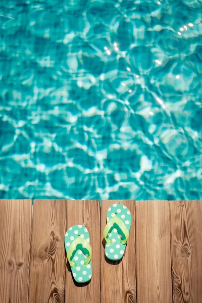 Flip Flops Auf Hölzernem Hintergrund Der Nähe Des Schwimmbades Sommerferienkonzept — Stockfoto