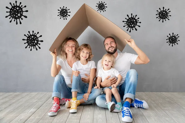 Família Feliz Fica Casa Pessoas Mantêm Quarentena Para Evitar Propagação — Fotografia de Stock