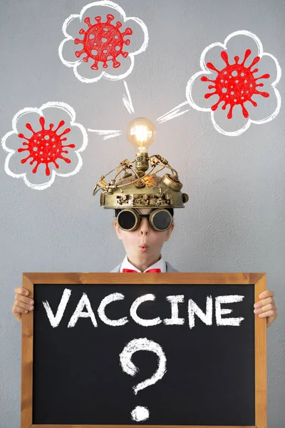 Dziecko Myślące Szczepieniu Przeciwko Koronawirusowi Koncepcja Globalnej Pandemii Covid — Zdjęcie stockowe