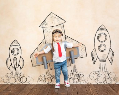 Oyuncak kanatlı komik çocuk. Evde oynayan mutlu çocuk. Başarı, hayal gücü ve yenilik teknolojisi kavramı