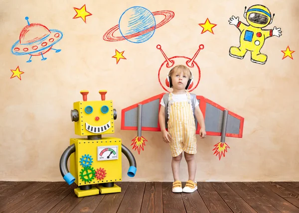 Criança Feliz Com Asas Papelão Miúdo Engraçado Brincar Com Robô — Fotografia de Stock