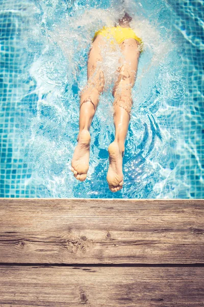 Glückliches Kind Das Spaß Den Sommerferien Hat Kinder Springen Schwimmbad — Stockfoto
