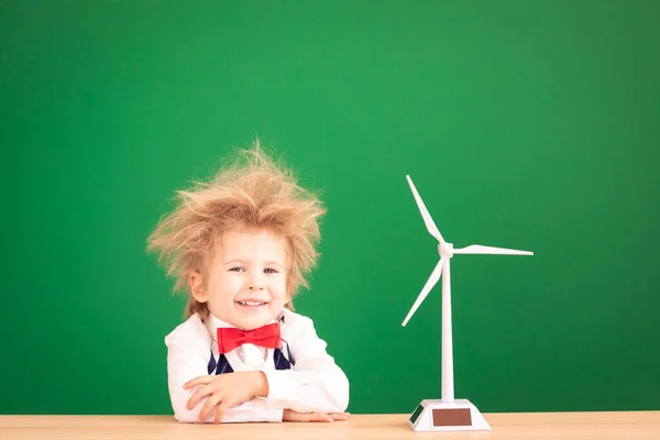 Parlak Fikir Rüzgar Türbinli Komik Çocuk Öğrenci Yeşil Karatahtaya Karşı — Stok fotoğraf