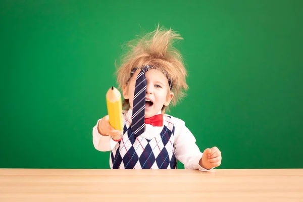 Strahlende Idee Lustiger Kinderpirat Unterricht Glückliches Kind Gegen Grüne Tafel — Stockfoto