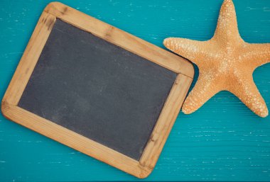 Tahta boş ve ahşap arka planda denizyıldızı. Yaz tatili kavramı