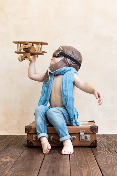 Niño Feliz Jugando Con Avión Madera Vintage Chico Divierte Casa — Foto de Stock