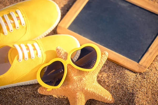 Lavagna Bianca Scarpe Ginnastica Stelle Marine Sulla Spiaggia Sabbiosa Concetto — Foto Stock