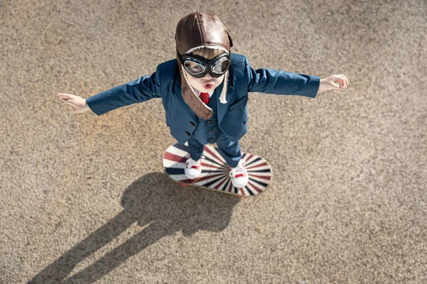 Divertido Niño Jugando Con Alas Juguete Chico Feliz Divirtiéndose Aire — Foto de Stock