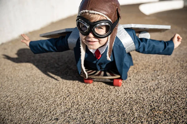 Divertido Niño Jugando Con Alas Juguete Chico Feliz Divirtiéndose Aire — Foto de Stock