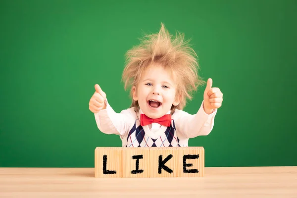 Яркая Идея Забавный Ученик Классе Счастливый Ребенок Против Зеленой Доски — стоковое фото