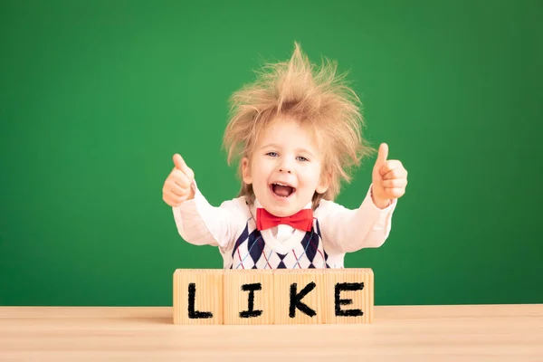 Buena Idea Estudiante Infantil Divertido Clase Niño Feliz Contra Pizarra —  Fotos de Stock