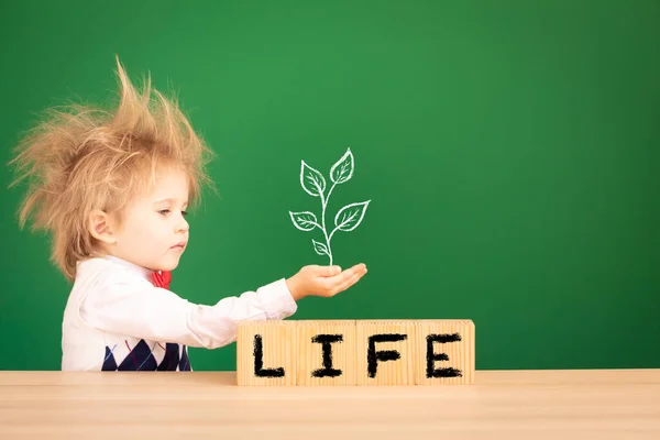 Strahlende Idee Lustiger Schüler Unterricht Glückliches Kind Gegen Grüne Tafel — Stockfoto