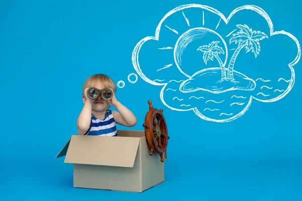 Niño Feliz Sueña Con Convertirse Capitán Chico Divirtiéndose Contra Fondo — Foto de Stock