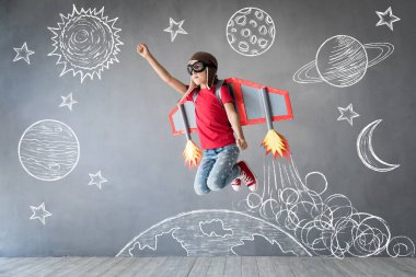 Evinde oyuncak kağıt kanatlı mutlu çocuk oynuyor. Çocuk eğleniyor. Başarı, yaratıcılık ve başlangıç konsepti
