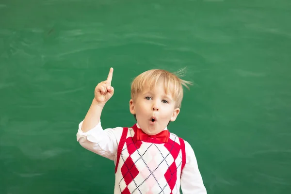 Świetny Pomysł Zaskoczony Uczeń Wskazujący Palcem Górę Szczęśliwy Dzieciak Przeciwko — Zdjęcie stockowe