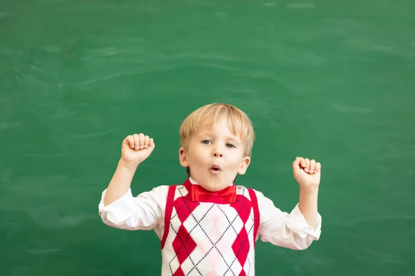 Studente Bambino Divertente Classe Ragazzo Felice Contro Lavagna Verde Concetto — Foto Stock