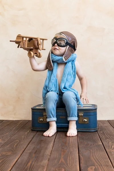 Niño Feliz Jugando Con Avión Madera Vintage Chico Divierte Casa — Foto de Stock