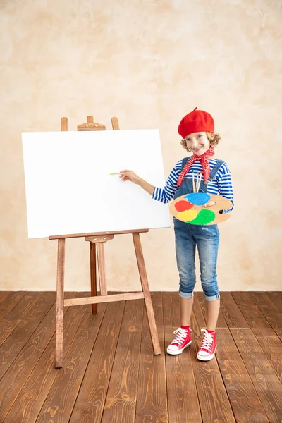 Künstler Kind Bemalt Das Bild Auf Leinwand Glückliches Kind Gibt — Stockfoto