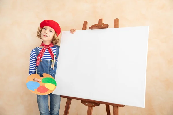キャンバスに絵を描くアーティストの子供 幸せな子供は画家のふりをする 想像力と子供時代の夢のコンセプト — ストック写真