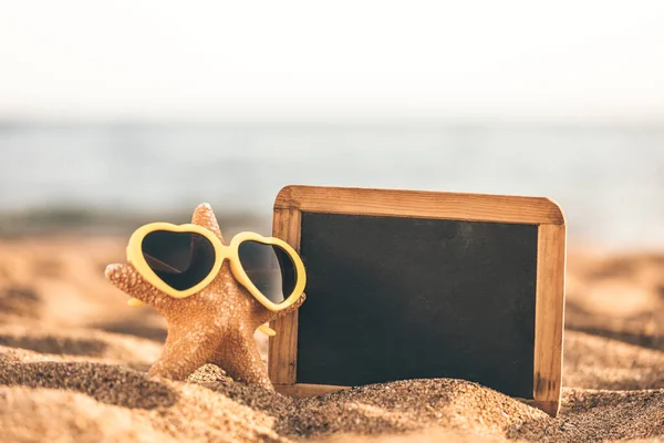沙滩上的白板和海星 暑假的概念 — 图库照片