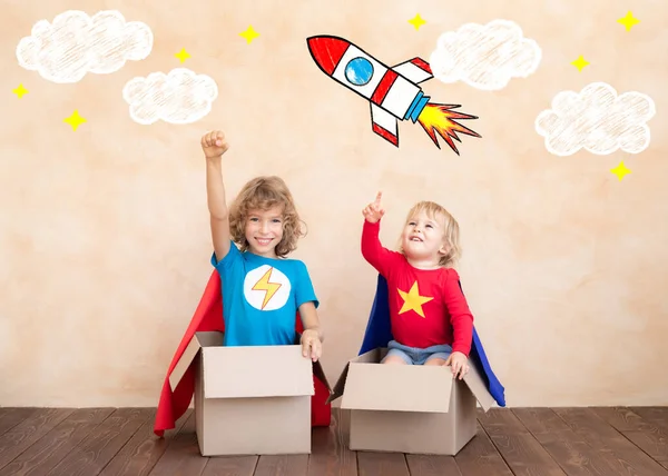 Superhéroes Niños Jugando Caja Cartón Niños Divirtiéndose Casa Sueño Infantil — Foto de Stock