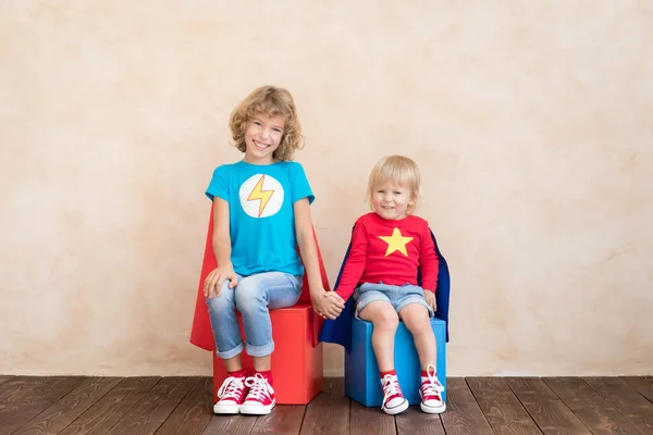 スーパーヒーローの子供たちが家で遊んでいる スーパーヒーローの子供たちは屋内で楽しんでいます 子供の頃の夢と想像力 — ストック写真