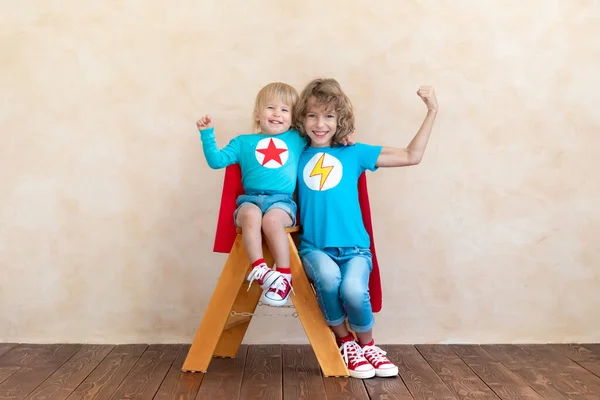 超级英雄的孩子在家里玩耍 超级英雄孩子们在室内玩得很开心 童年梦想和想象力概念 — 图库照片