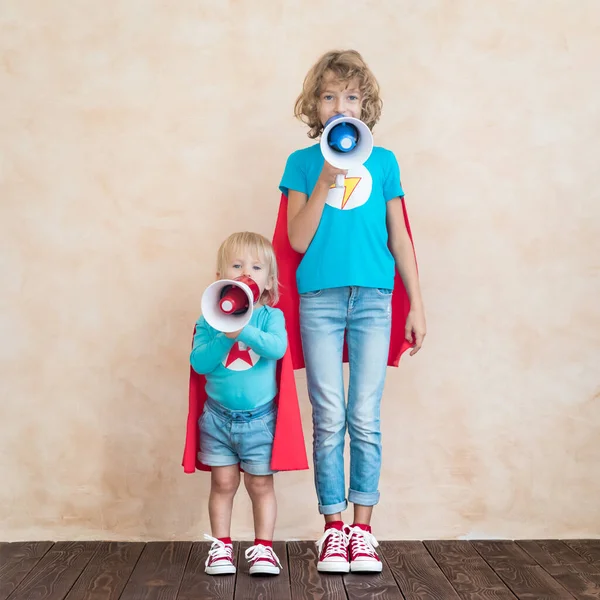 Niños Superhéroes Hablando Por Altavoz Niños Divirtiéndose Casa Comunicación Concepto —  Fotos de Stock