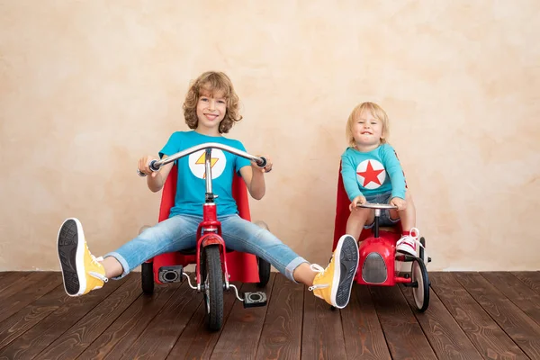 Superhéroes Niños Jugando Casa Super Héroes Niños Divirtiéndose Interiores Sueño —  Fotos de Stock